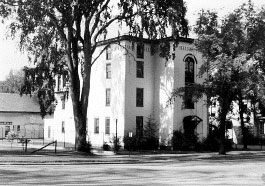 The barn that housed the WRUV studios is at the rear. Photo taken circa 1970.